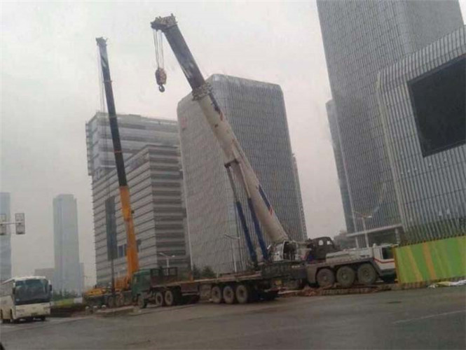 台安县“自动找平”—— 吊车的 “平地神器” 技术