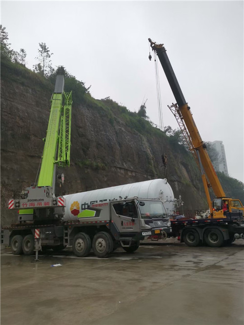 台安县“不怕风雨冻”—— 吊车的 “恶劣环境适应” 技术
